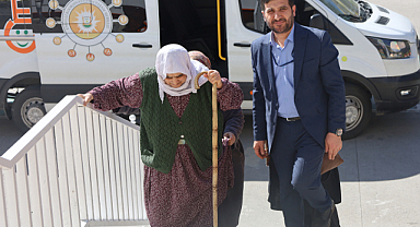 Urfa'da oy kullanmak için hasta yatağından kalktı!