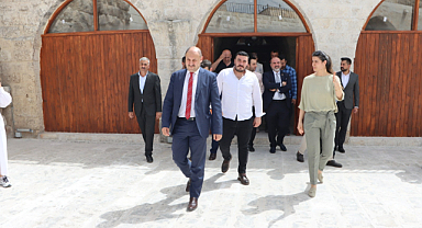 Başkan Gülpınar, Çubukçu Hanı ve Hacı Kamil Konağındaki çalışmaları inceledi