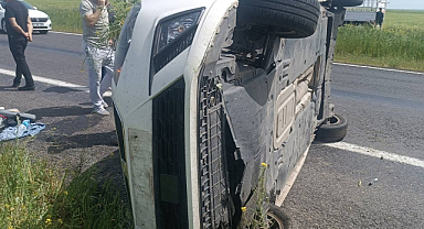 Hilvan'da kontrolden çıkan otomobil takla atarak devrildi