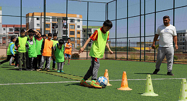 Karaköprü'de çocuklar zamanını spor kurslarında değerlendiriyor