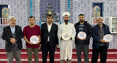 Karaköprü'de mukabele yapan hafızlara plaket verildi