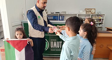 Minikler bayram harçlıklarını Gazze'ye bağışladılar
