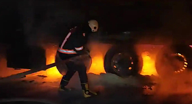 Seyir halinde olan tır Viranşehir yolunda alev aldı