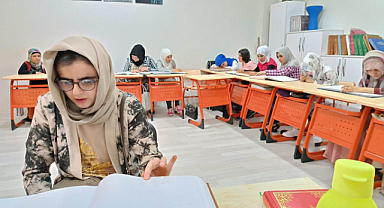 Engel tanımadı! Parmak uçlarıyla hatim etti