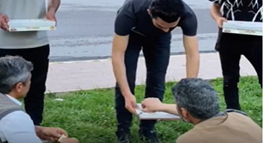 Eyyübiyeli gençler Urfalı şehid için lokum ikram etti