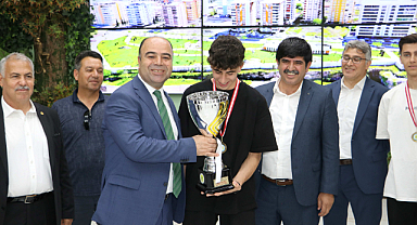 Genç şampiyonlar Başkan Çiftçi'ye kupayı getirdi