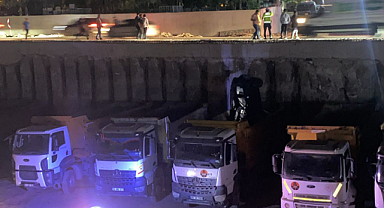 Karaköprü'de otomobil kamyonun üzerine devrildi