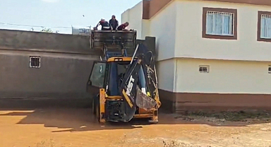 Şanlıurfa'da damda mahsur kalan aile kurtarıldı