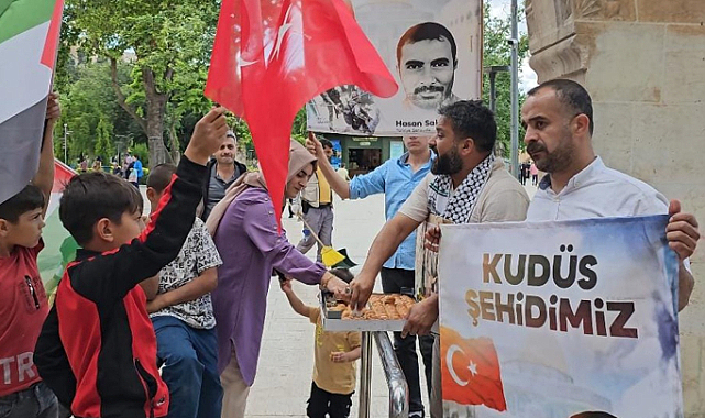 Şanlıurfa'da Kudüs şehidi Saklanan için tatlı dağıtıldı