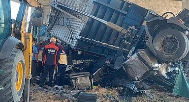 Şanlıurfa'da tır viyadükten düştü: 2 ölü