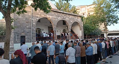 Şanlıurfa'da bayram namazı heyecanla kılındı