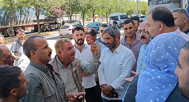 Elektrikleri kesilen çiftçiler DEDAŞ şubesi önünde toplandı