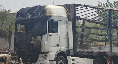 Şanlıurfa'da hareket halinde alev alan tır söndürüldü