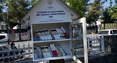Siverek'te merkez parklarda mini kitaplıklar kuruldu