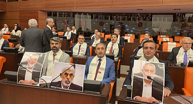 HÜDA PAR Milletvekilleri Meclis'te Şehid Heniyye ve Yahya Sinvar posterini açtı
