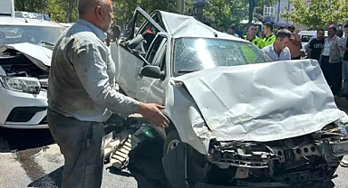 Işıklarda bekleyen araçlara tır çarptı: 3 yaralı