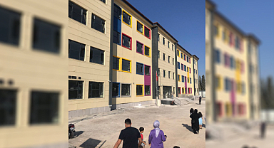 Karaköprü'de okulda sıra eksikliği eğitimi aksattı