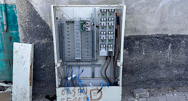 Şanlıurfa’da açık elektrik panosu mahalleliyi korkutuyor!