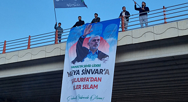 Şanlıurfa'da köprülü kavşağa Şehid Lider Yahya Sinvar posteri asıldı
