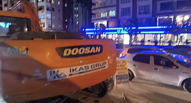Yola bırakılan iş makineleri trafiği aksatıyor