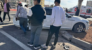 Araçlar arasında kalan yaya yaralandı