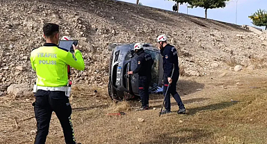 Şarampole devrilen araçta 3 kişi yaralandı
