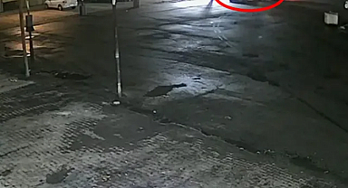 2 pikap arasında sıkışan genç feci şekilde can verdi