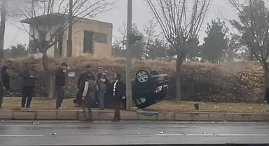 Kaygan zeminde araba ters takla attı