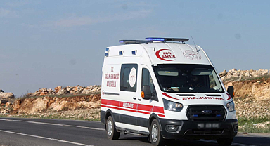 Siverek'te hafif ticari araçla tır çarpıştı: 3 yaralı