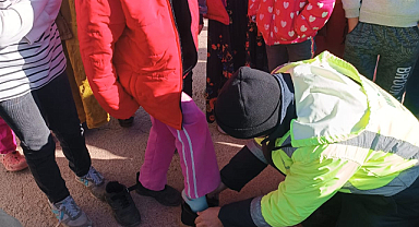 Umut Kervanı'ndan köyü okuluna mont ve bot yardımı