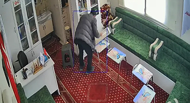 Bu da oldu! Cami odasına giren şüpheli yardım parasını çaldı