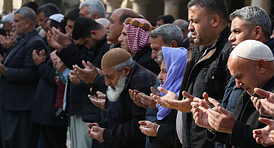 Cuma namazı sonrası eller yağmur duası için semaya kalktı