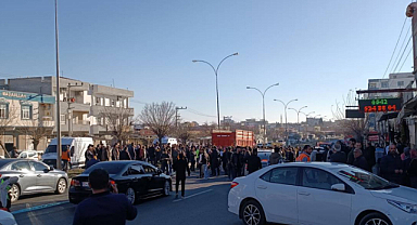 Şanlıurfa’da kamyonun çarptığı kadın hayatını kaybetti, halk yolu trafiğe kapattı
