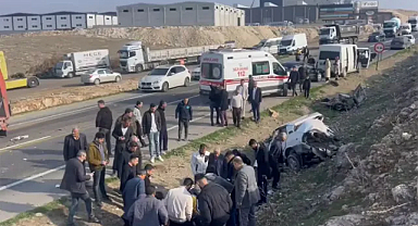 Şanlıurfa'da tırla çarpışan otomobil şarampole devrildi: 1 yaralı