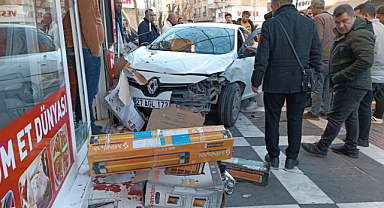 Siverek'te korkunç kaza: Çarpışan araçlar kaldırımdaki yayalara çarptı