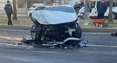 Tırın çarptığı otomobilde 2 kişi yaralandı