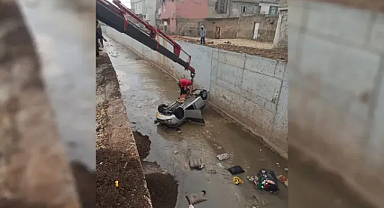 Direksiyon hakimiyetini kaybeden sürücü dereye düştü