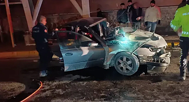 Otomobil üst geçit ayağına çarptı: 1 ölü, 1 yaralı