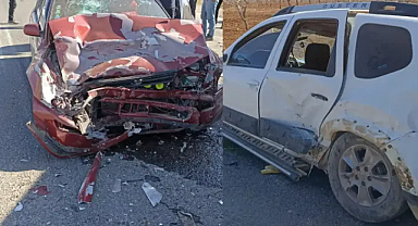 Otomobiller kafa kafaya çarpıştı: 9 yaralı