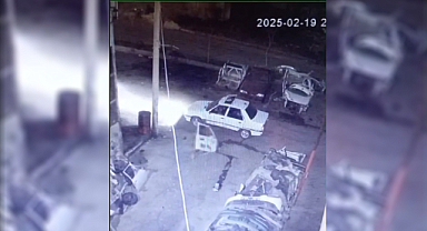 Sanayi sitesinde araba kapısı hırsızlığı kamerada
