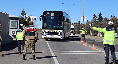 Şanlıurfa’da sivil trafik denetimi: jandarma otobüslerde güvenlik kontrolü yaptı