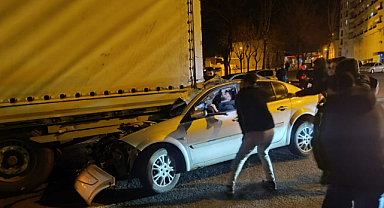 Şanlıurfa-Siverek yolunda kaza: Otomobil tırın altına girdi