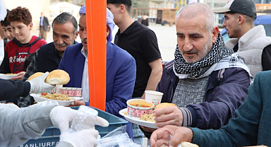 Büyükşehir Belediyesi, binlerce vatandaşı iftar sofrasında buluşturuyor!