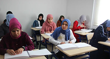 Görme engelliler Braille alfabesiyle mukabele yapıyor