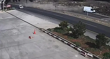 Hızını alamayan minibüs kayalıklara çarptı