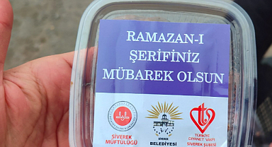 Siverek'te vatandaşlara hurma su ikramı yapıldı