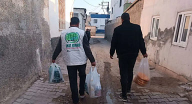 Umut Kervanı Akçakale'de muhtaç ailelere et ve gıda yardımında bulundu