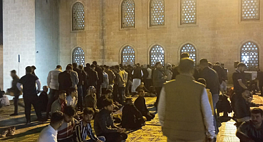 Urfa'da Kadir Gecesi namaz ve dualarla ihya edildi