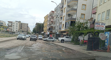 Bir yılı aşkın süredir başlatılan yolun bitmemesi Viranşehirlileri çileden çıkardı
