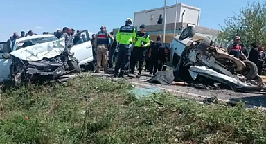 Şanlıurfa’da iki otomobil çarpıştı: ölü ve yaralılar var